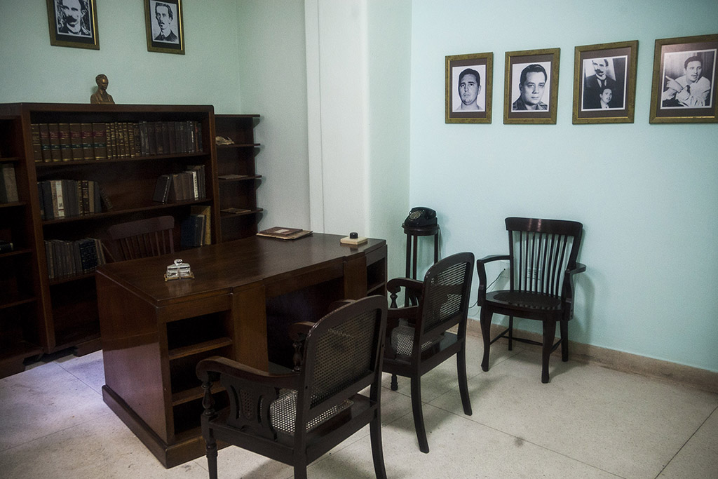 Gabinete Dr. Fidel Castro.  